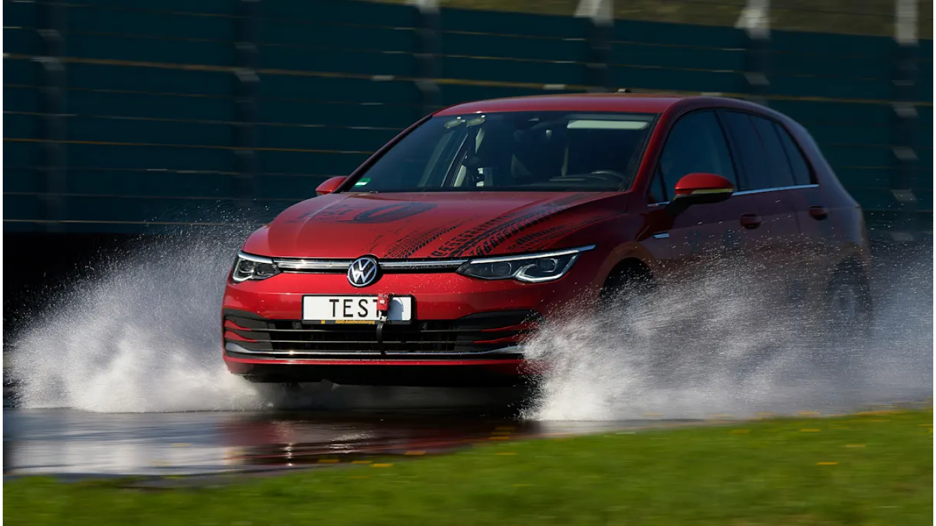 18db ADAC 2025 nyári gumi teszt a 225/40 R18 méretből