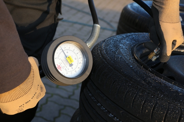Gumiabroncs Nyomása